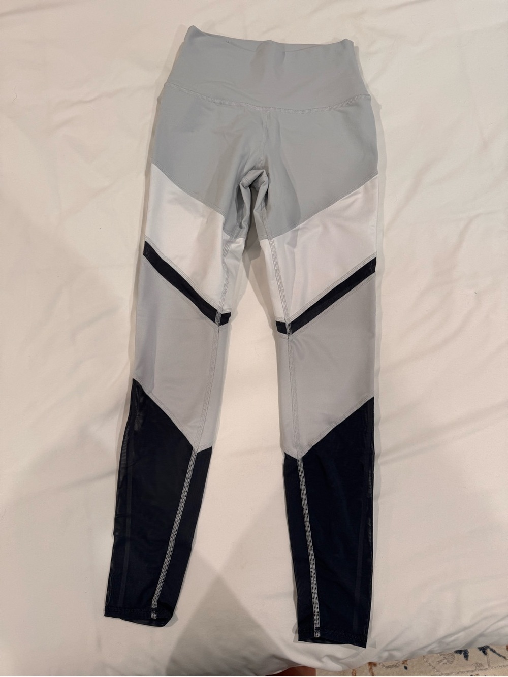 ALO Yoga High-Waist Colorblock Leggings in Light Gray, White & Black